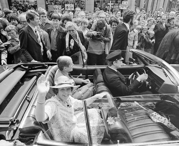 882661 Afbeelding van het vertrek van koningin Beatrix en prins Claus van het Stadhuis (Stadhuisbrug 1) te Utrecht, met ...